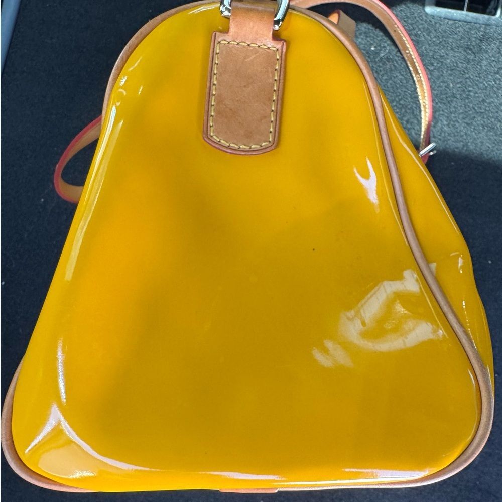 Vintage Dooney & Bourke Mustard Yellow Patent Leather Satchel Barrel. Adj straps - Picture 12 of 14